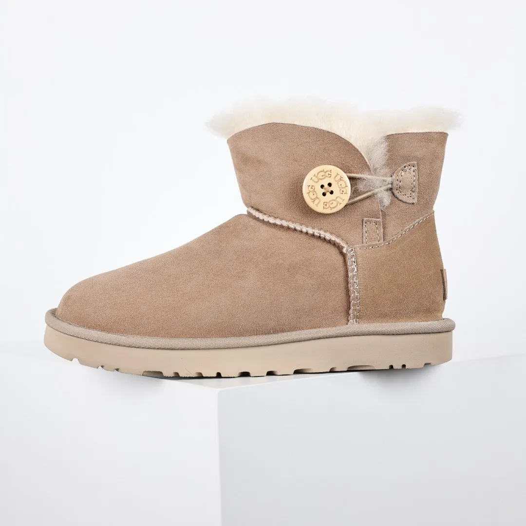 Pick up locally 💰540 The core recommendation is good price UGG basic Bailey twist style Xiaohongshu hot style Henan Longfeng leather production Sheepskin integrated top quality in the market 2-3 cm cashmere insole to keep warm in winter and a very suitable choice for home use UUG has launched a style series in the new year, which is partially geared towards the preferences of young consumers and has also moved to the forefront of fashion trends. Shoe body material Water-repellent coated suede upper 17mm UGGPURE™ implanted wool insole Lightweight non-slip comfortable rubber outsole With brand LOGO Trademark Comes with full packaging Size: 35 36 37 38 39 40